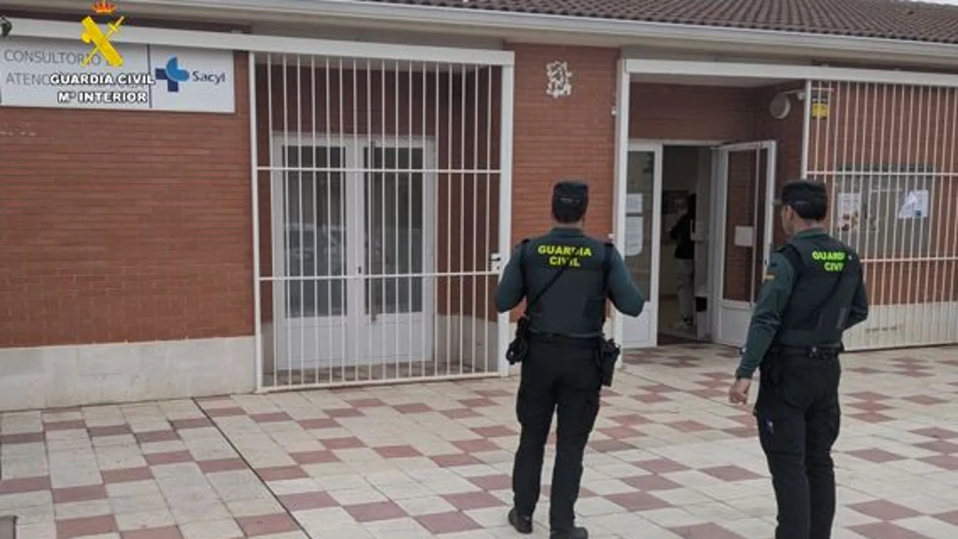 Agente de la Guardia Civil en el centro de salud vallisoletano