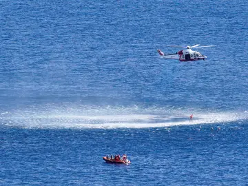 Cien efectivos, dos barcos y seis medios aéreos simulan un rescate en alta mar en Menorca LA MOLA (MENORCA), 11/11/2025.- Un centenar de efectivos militares, incluidos dos barcos, dos aviones y cuatro helicópteros, se han movilizado este martes ante la costa de La Mola, al este de Menorca, para llevar a cabo un simulacro de rescate marítimo tras un accidente aéreo provocado por una colisión con pájaros. Tras el encendido de bengalas de emergencia y una vez rastreada la zona por los aviones, han irrumpido los helicópteros para, mediante el deslizamiento de rescatadores a través de ...