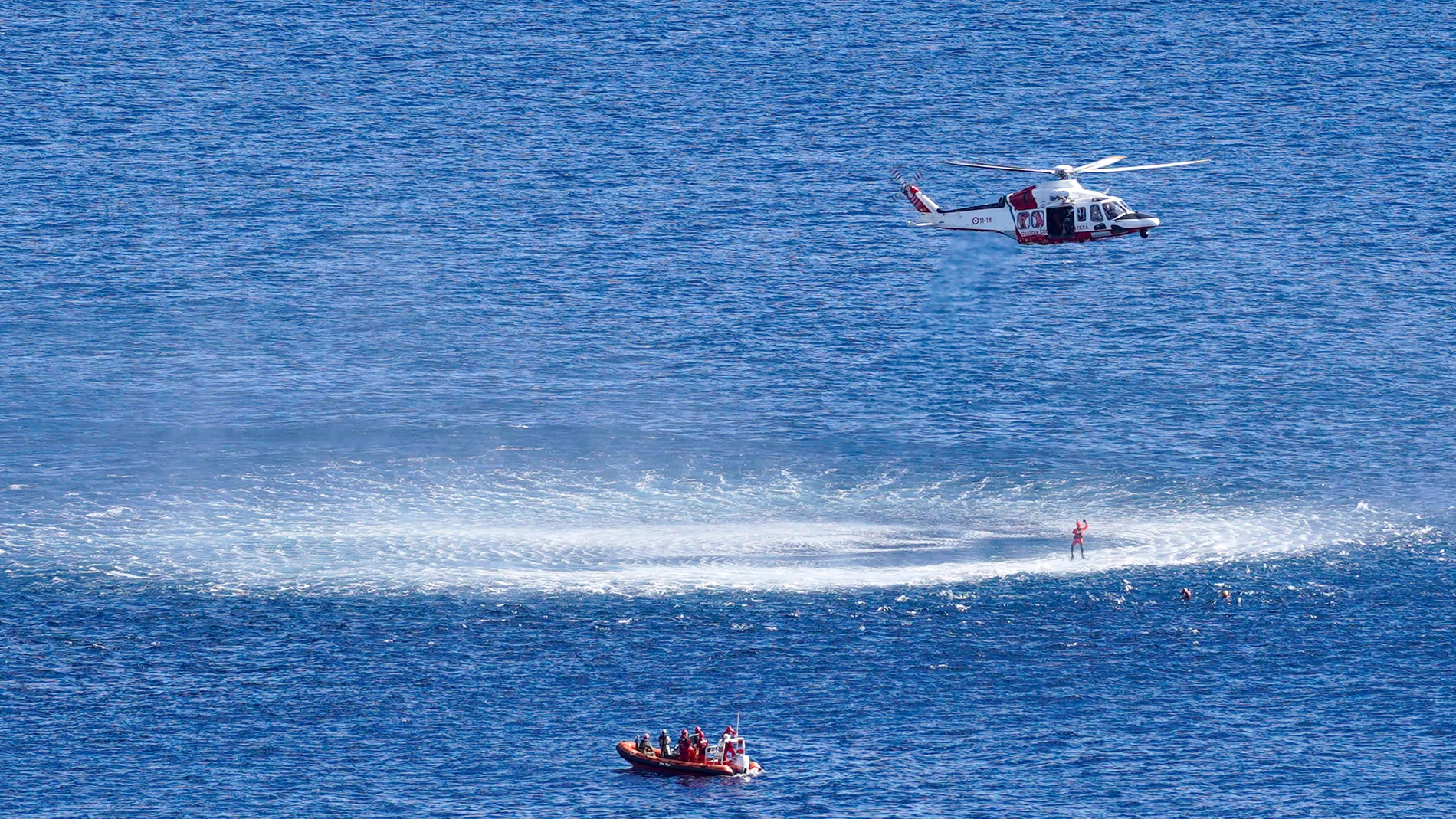 LA MOLA (MENORCA), 11/11/2025.- Un centenar de efectivos militares, incluidos dos barcos, dos aviones y cuatro helicópteros, se han movilizado este martes ante la costa de La Mola, al este de Menorca, para llevar a cabo un simulacro de rescate marítimo tras un accidente aéreo provocado por una colisión con pájaros. Tras el encendido de bengalas de emergencia y una vez rastreada la zona por los aviones, han irrumpido los helicópteros para, mediante el deslizamiento de rescatadores a través de ...