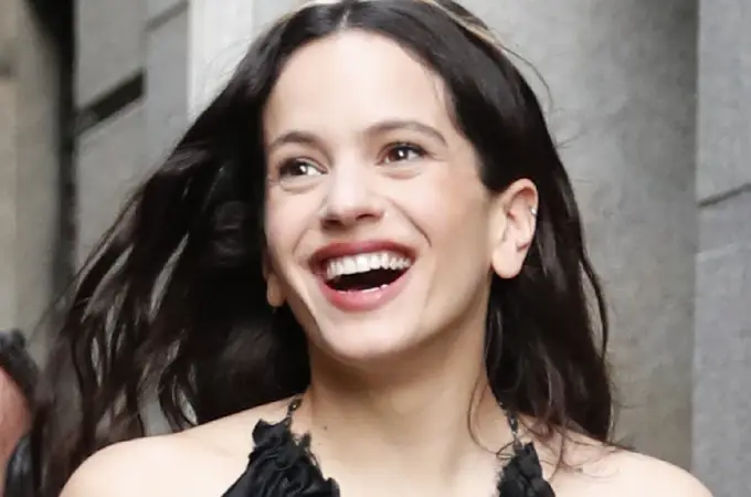 Rosalía arrasa en Madrid con el total black más místico (y sexy) de la temporada Rosalía arrasa en Madrid con el total black más místico (y sexy) de la temporada