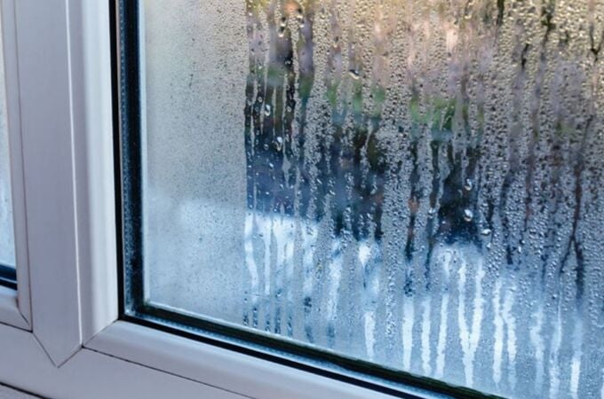 ¿Por qué se empañan las ventanas? El truco casero por menos de un euro para evitarlo