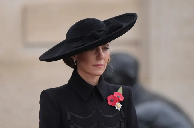Kate Middleton rinde homenaje con el abrigo negro más elegante del otoño: así se lleva el luto con estilo Kate Middleton rinde homenaje con el abrigo negro más elegante del otoño: así se lleva el luto con estilo