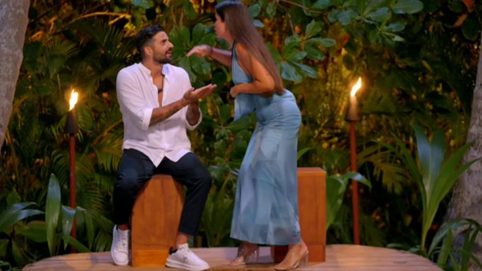 Nieves y Lorenzo discutiendo durante su hoguera de confrontación tras ser expulsados de forma fulminante de 'La isla de las tentaciones 9'
