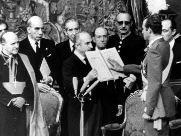El 22.11.1975, Don Juan Carlos de Borbón jura las Leyes y es proclamado Rey de España 