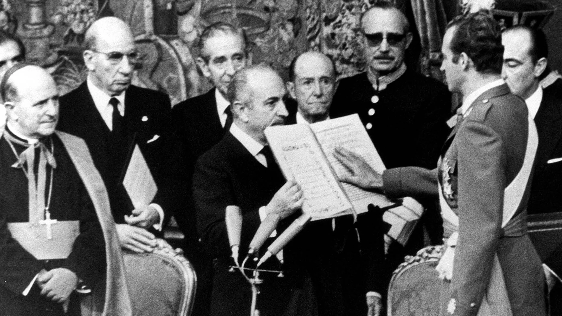 El 22.11.1975, Don Juan Carlos de Borbón jura las Leyes y es proclamado Rey de España