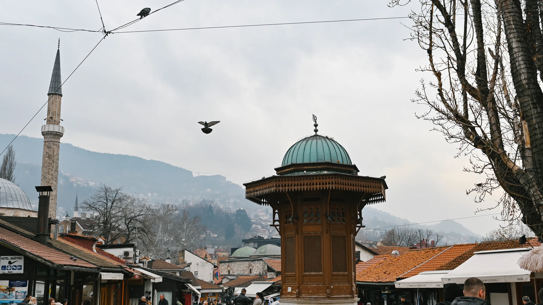 (Foto de ARCHIVO) February 12, 2025, Sarajevo, Auvergne Rhone Alpes, Bosnia and Herzegovina: A pigeon flies next to the Sebilj foutain, in old Sarajevo. Daily life in Sarajevo, capital city of Bosnia and Herzegovina, on February 12, 2025. Europa Press/Contacto/Adrien Fillon 12/02/2025 ONLY FOR USE IN SPAIN