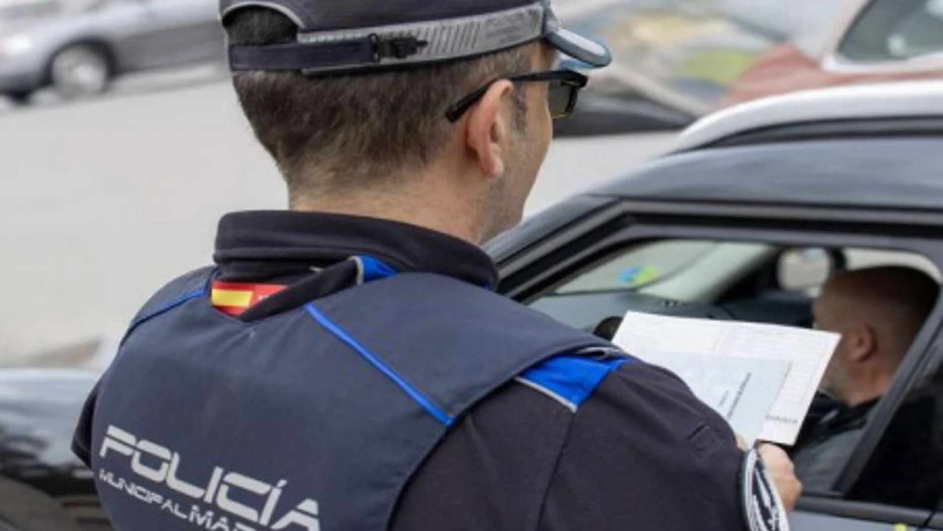 Detenido en Vallecas un hombre que casi atropella a un niño con documentación falsa y una orden de búsqueda