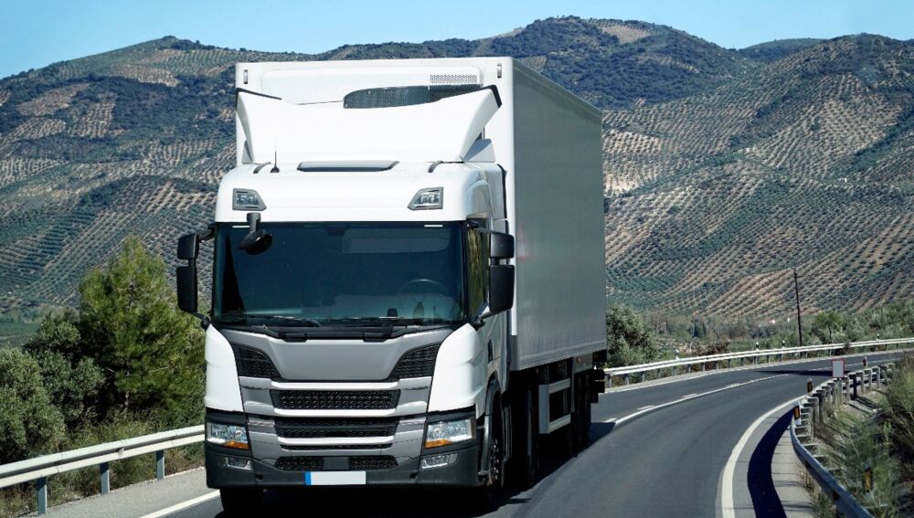 Economía.- El Gobierno aprueba ayudas de hasta 3.000 euros por persona para el permiso de conducir de camiones y buses