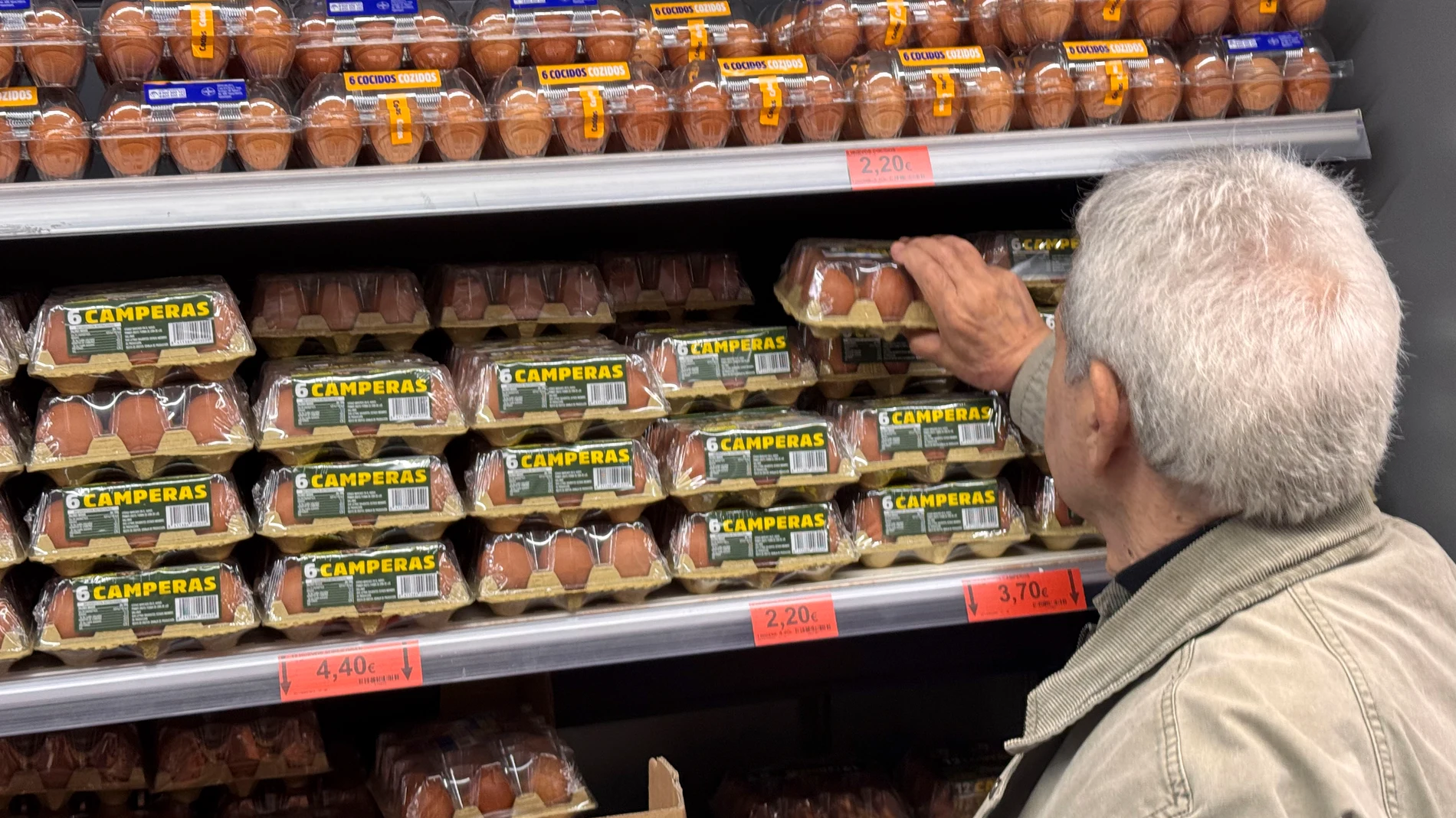 FOTODELDÍA GRAFCAV6307. BILBAO, 11/11/2025.-Una persona coge unos huevos en un supermercado. El huevo es, de largo, uno de los alimentos más inflacionistas en los últimos meses.A la espera del dato de octubre, que se conocerá este viernes, y atendiendo a los datos de septiembre, los huevos se han encarecido un 17,9 % anual. Además, es el alimento que más ha subido de precio desde enero, un 15,9 %. EFE/Luis Tejido