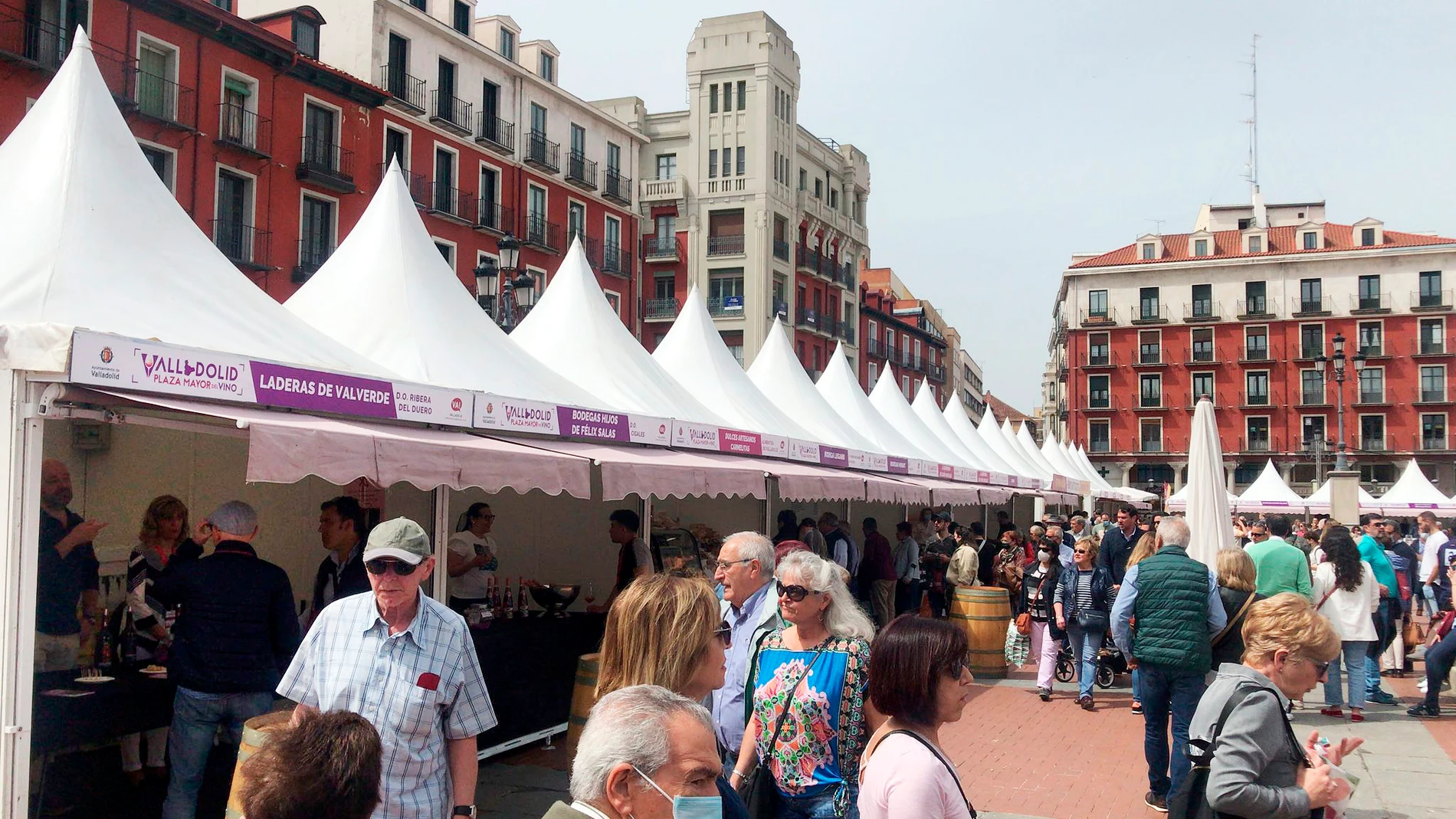 Gente paseando por la Plaza Mayor de Valladolid