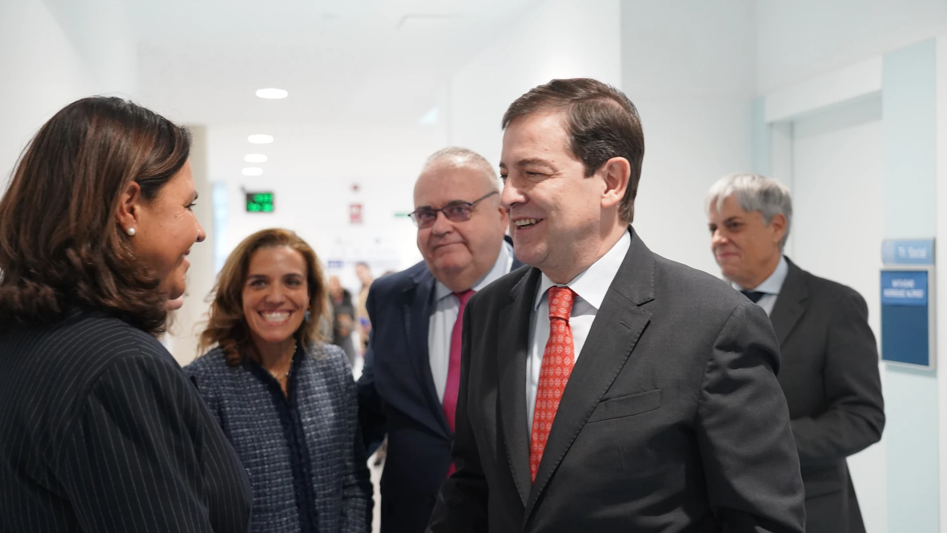 El presidente de la Junta, Alfonso Fernández Mañueco, visita la Unidad de Afrontamiento Activo del Dolor Crónico del Centro de Salud El Ejido de la capital leonesa junto al consejero Alejandro Vázquez