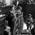 En la foto, el teniente coronel Tejero irrumpe, pistola en mano, en el Congreso de los Diputados durante la segunda votación de investidura de Leopoldo Calvo Sotelo como presidente del Gobierno. 