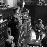 En la foto, el teniente coronel Tejero irrumpe, pistola en mano, en el Congreso de los Diputados durante la segunda votación de investidura de Leopoldo Calvo Sotelo como presidente del Gobierno.