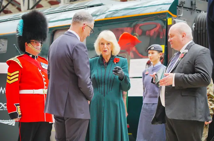 La Reina Camila da una lección de estilo a los 78: así se llevan las botas altas con un look elegante y sin complicaciones La Reina Camila da una lección de estilo a los 78: así se llevan las botas altas con un look elegante y sin complicaciones