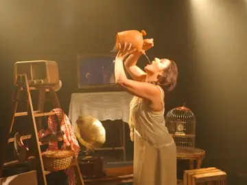 Carolina África en un momento de la representación Carolina África en un momento de la representación