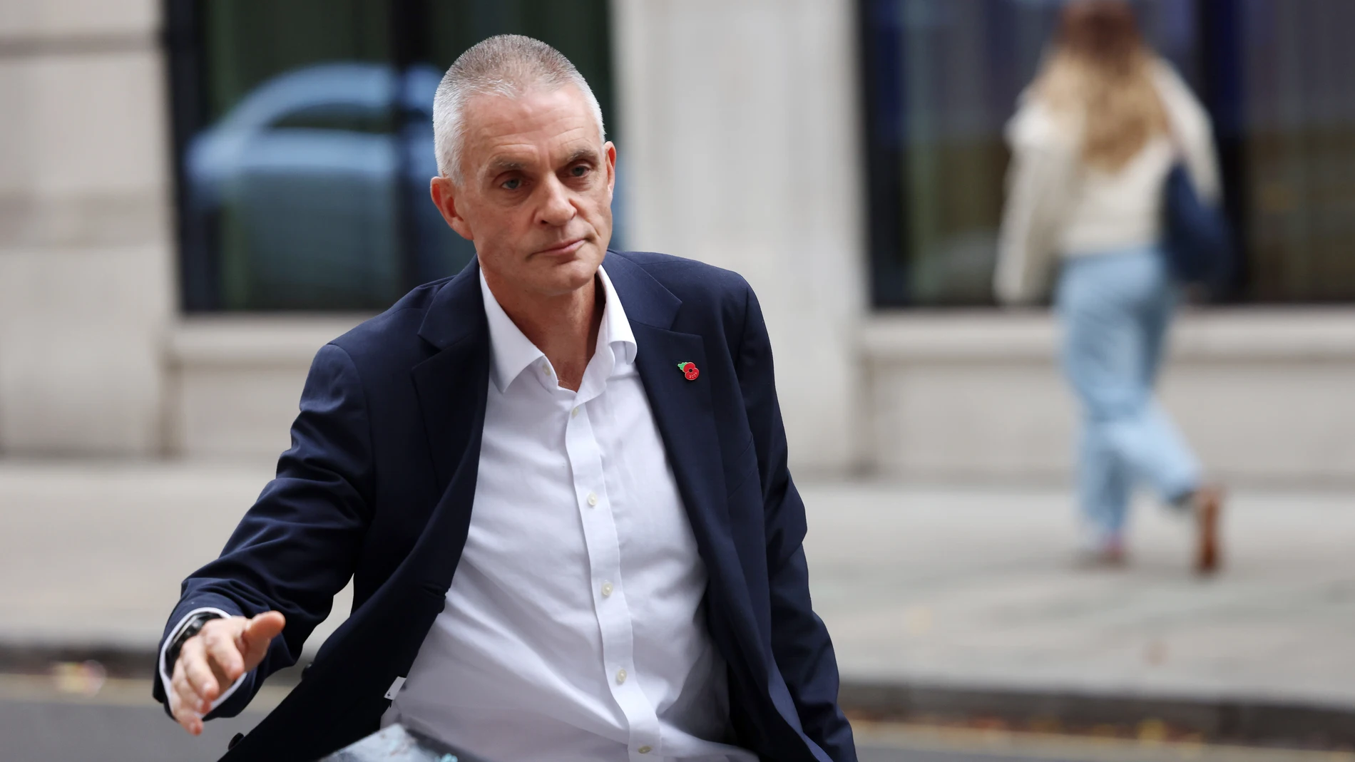 LONDON (United Kingdom), 11/11/2025.- Outgoing BBC Director-General Tim Davie walks outside the BBC headquarters in London, Britain, 11 November 2025. Following controversy over the editing of a Donald Trump speech in a Panorama documentary, Davie and BBC Head of News Deborah Turness have resigned, amidst broader accusations of 'serious and systemic' bias in the network's coverage. (Reino Unido, Londres) EFE/EPA/ANDY RAIN