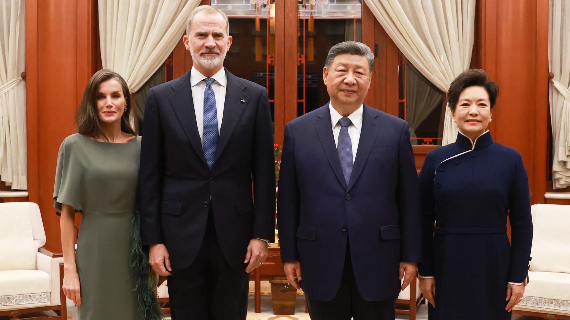El presidente chino, Xi Jinping, junto con la primera dama, Peng Liyuan, y los Reyes REMITIDA / HANDOUT por CASA DE S.M. EL REY / JOSE JIMENEZ Fotografía remitida a medios de comunicación exclusivamente para ilustrar la noticia a la que hace referencia la imagen, y citando la procedencia de la imagen en la firma 11/11/2025