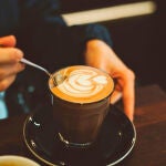 Un nuevo estudio revela la "paradoja del café": la molécula que une la depresión, la ketamina y la felicidad