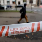 Parques cerrados en la ciudad de A Coruña, donde la tormenta Claudia empieza a dejarse sentir con lluvias y fuertes vientos en la costa de Galicia