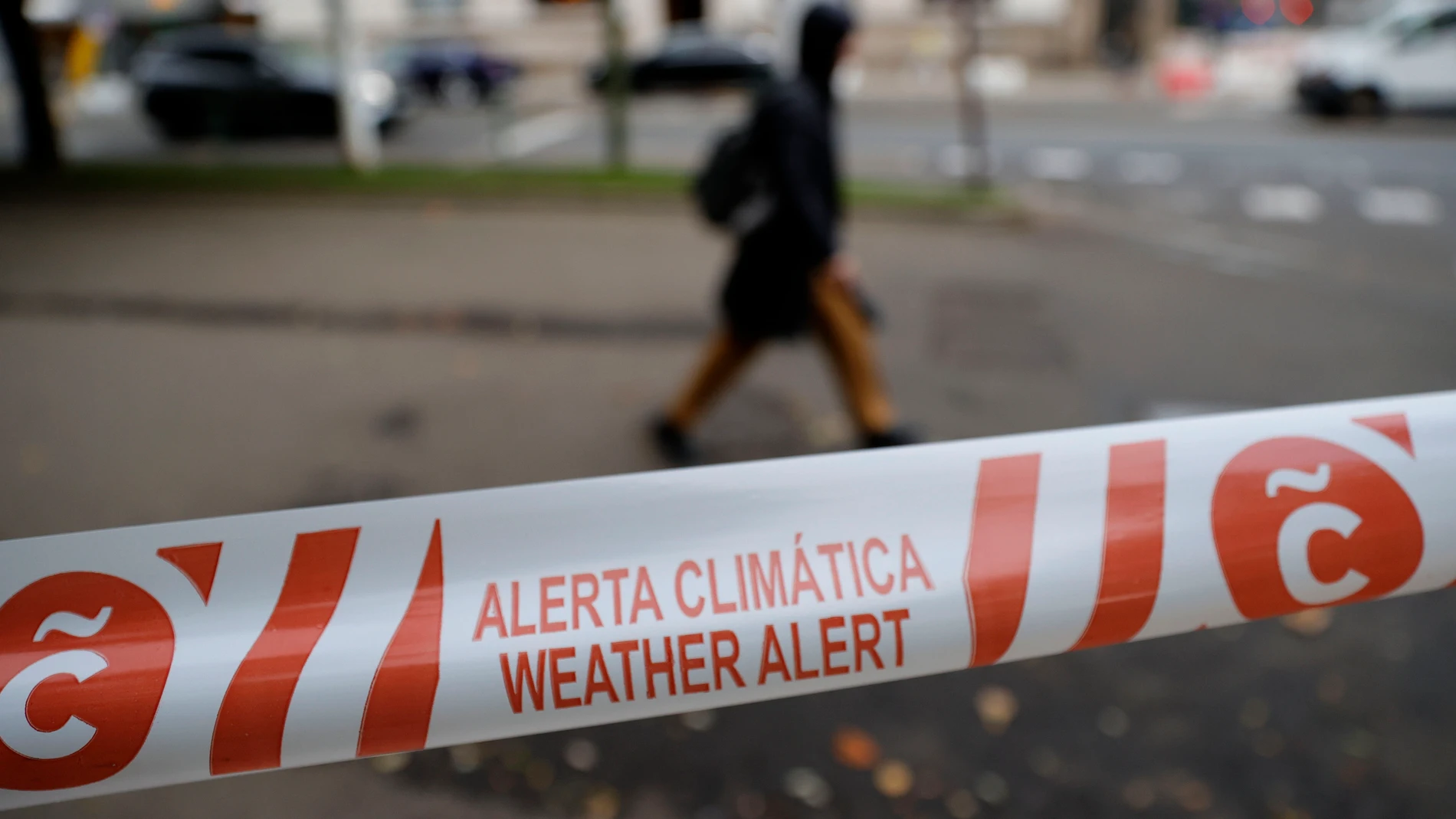 Parques cerrados en la ciudad de A Coruña, donde la tormenta Claudia empieza a dejarse sentir con lluvias y fuertes vientos en la costa de Galicia
