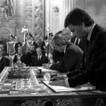 MD12 El próximo miercoles, día 22 de noviembre, se cumple el 25 aniversario de la proclamación de Don Juan Carlos I como Rey de España. En la foto de archivo (12-6-85) Don Juan Carlos preside la firma del Tratado de Adhesión de España a la Comunidad Económica Europea (CEE), en el Palacio Real, por parte del presidente del Gobierno, Felipe González, y del ministro de Asuntos Exteriores, Fernando Morán. 