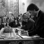 MD12 El próximo miercoles, día 22 de noviembre, se cumple el 25 aniversario de la proclamación de Don Juan Carlos I como Rey de España. En la foto de archivo (12-6-85) Don Juan Carlos preside la firma del Tratado de Adhesión de España a la Comunidad Económica Europea (CEE), en el Palacio Real, por parte del presidente del Gobierno, Felipe González, y del ministro de Asuntos Exteriores, Fernando Morán.