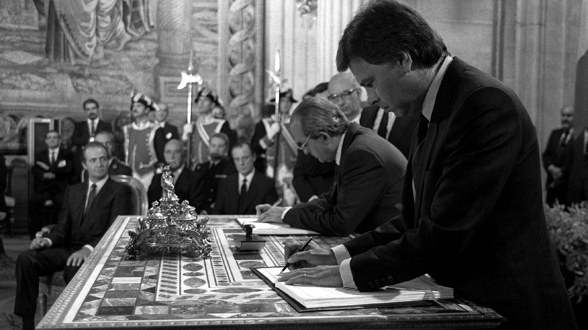 MD12 El próximo miercoles, día 22 de noviembre, se cumple el 25 aniversario de la proclamación de Don Juan Carlos I como Rey de España. En la foto de archivo (12-6-85) Don Juan Carlos preside la firma del Tratado de Adhesión de España a la Comunidad Económica Europea (CEE), en el Palacio Real, por parte del presidente del Gobierno, Felipe González, y del ministro de Asuntos Exteriores, Fernando Morán.