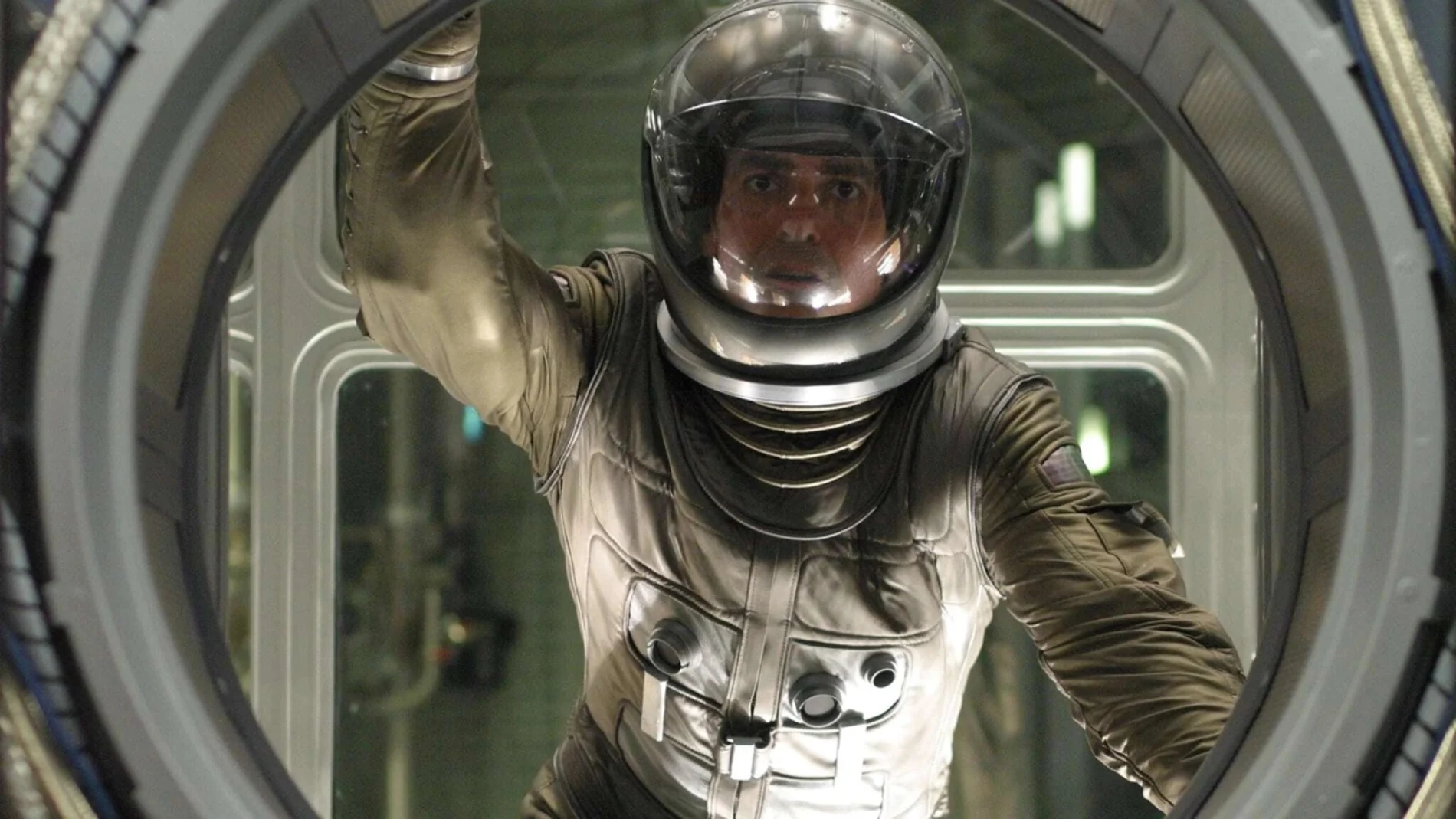 George Clooney protagoniza 'Solaris' como el Dr. Chris Kelvin viaja a una estación espacial en la que los pensamientos se vuelven reales