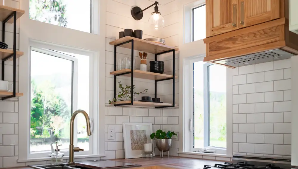 Cocina equipada con horno, estufa y frigorífico