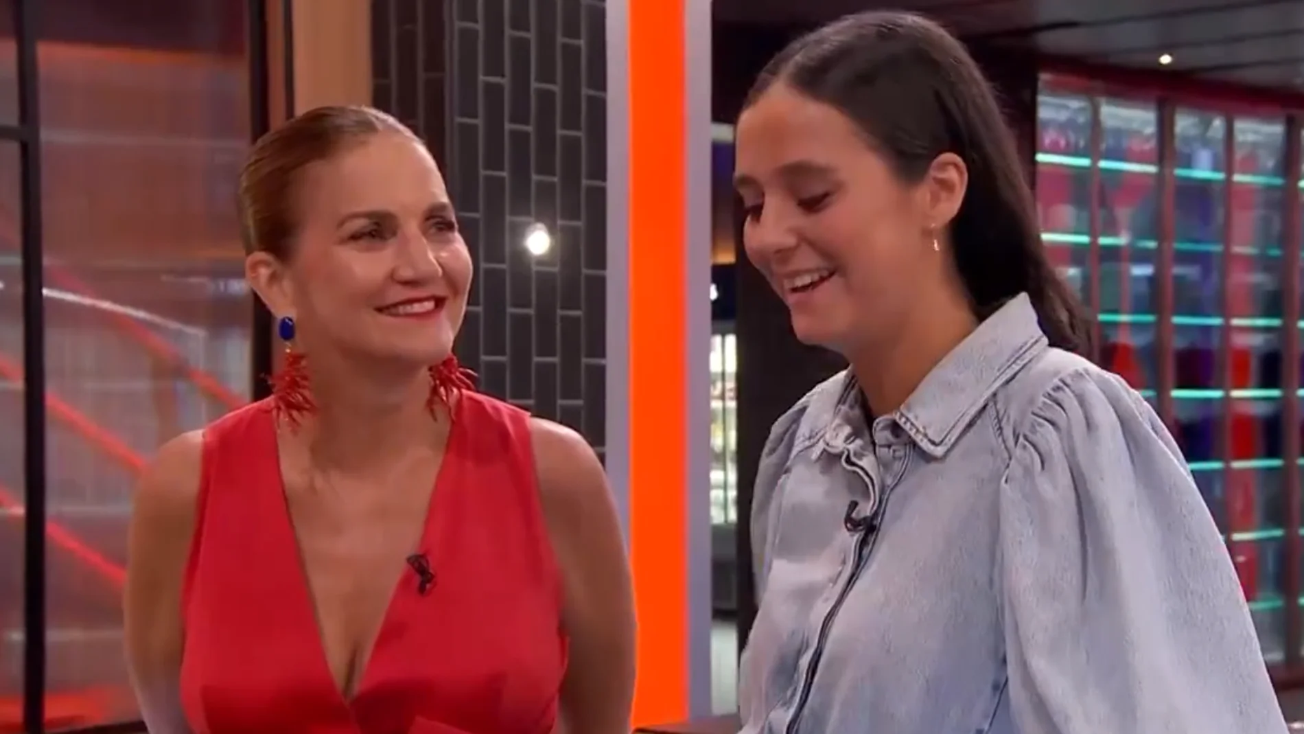 Samantha y Victoria Federica conversan durante la semifinal de 'MasterChef Celebrity 10'