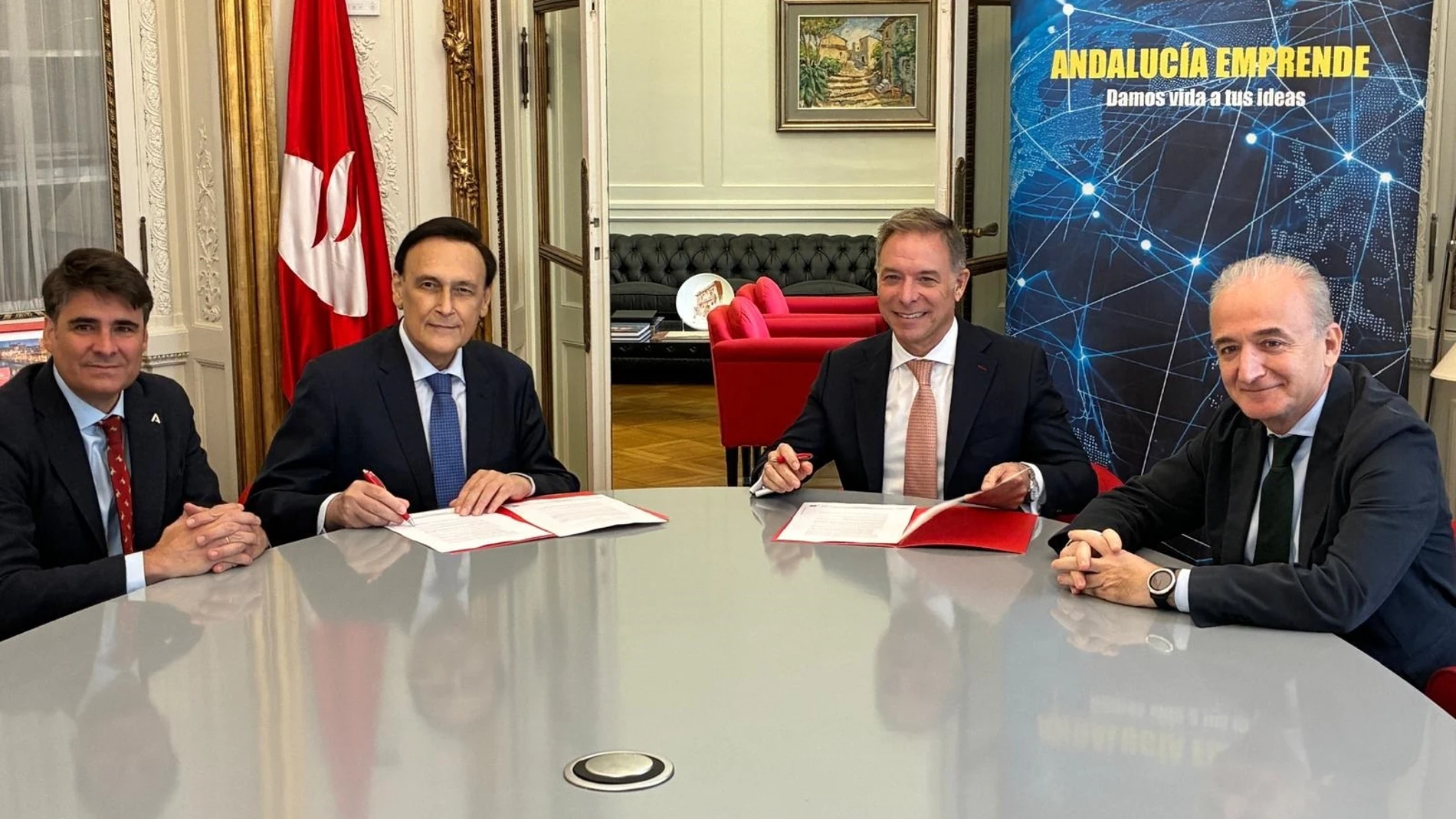 El consejero de Universidad, Investigación e Innovación, José Carlos Gómez Villamandos, ha presidido la firma del convenio suscrito entre Andalucía Emprende y el Banco Santander para impulsar y reconocer el emprendimiento innovador surgido en Universidad.