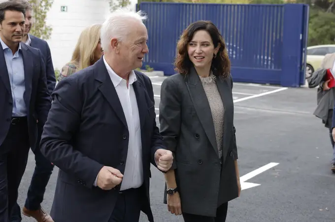 Ayuso vuelve al trabajo tras el susto de la Almudena con el look más práctico: pitillo negro y botas altas Ayuso vuelve al trabajo tras el susto de la Almudena con el look más práctico: pitillo negro y botas altas