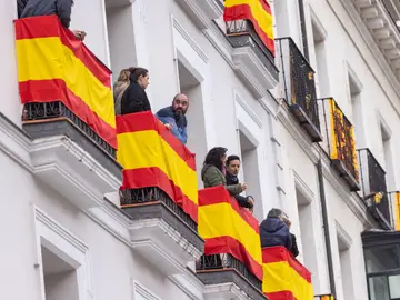 Ambiente en los balcones el día en que Doña Leonor juró la Constitución Ambiente en los balcones el día en que Doña Leonor juró la Constitución