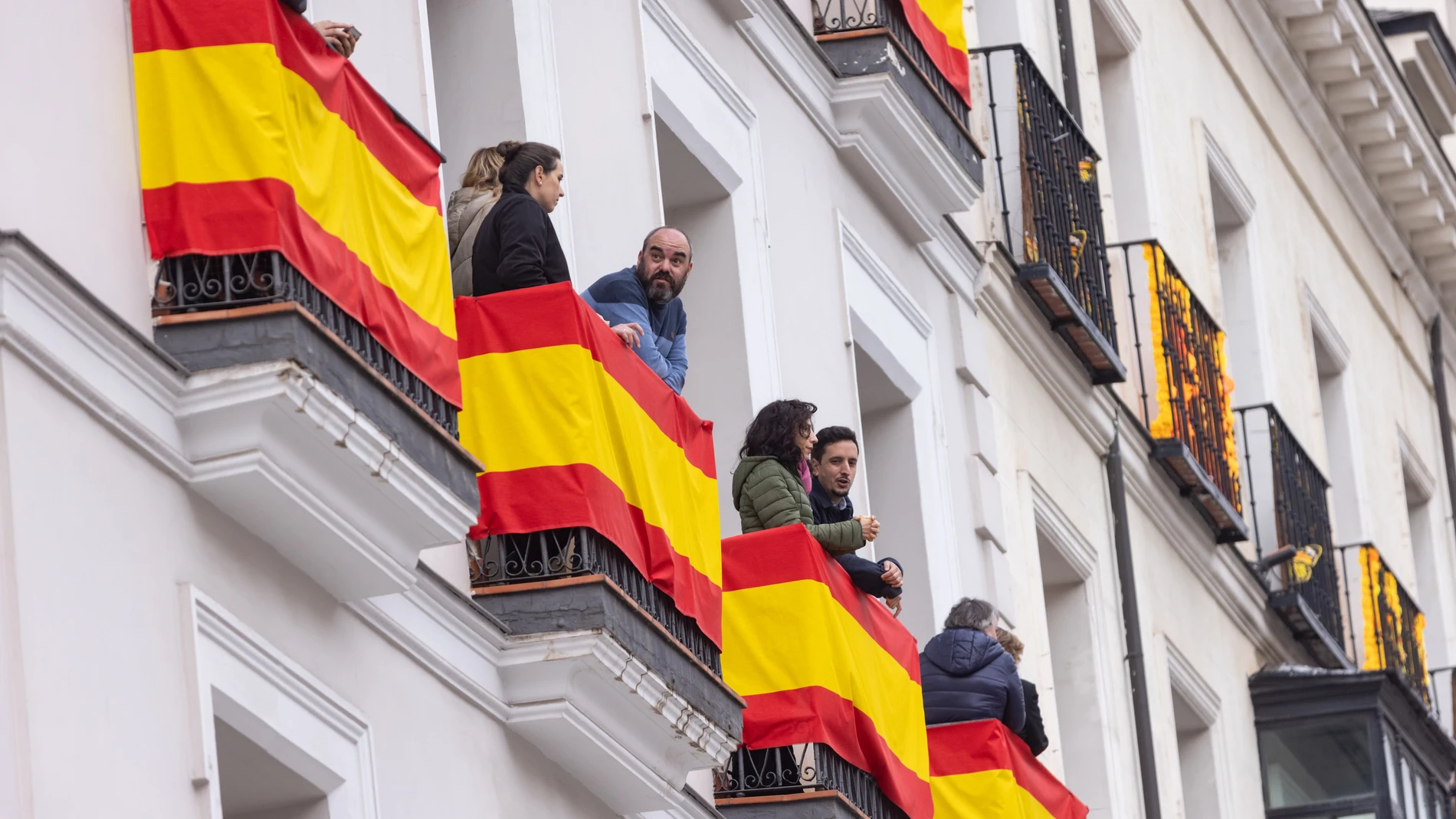 Ambiente en los balcones el día en que Doña Leonor juró la Constitución