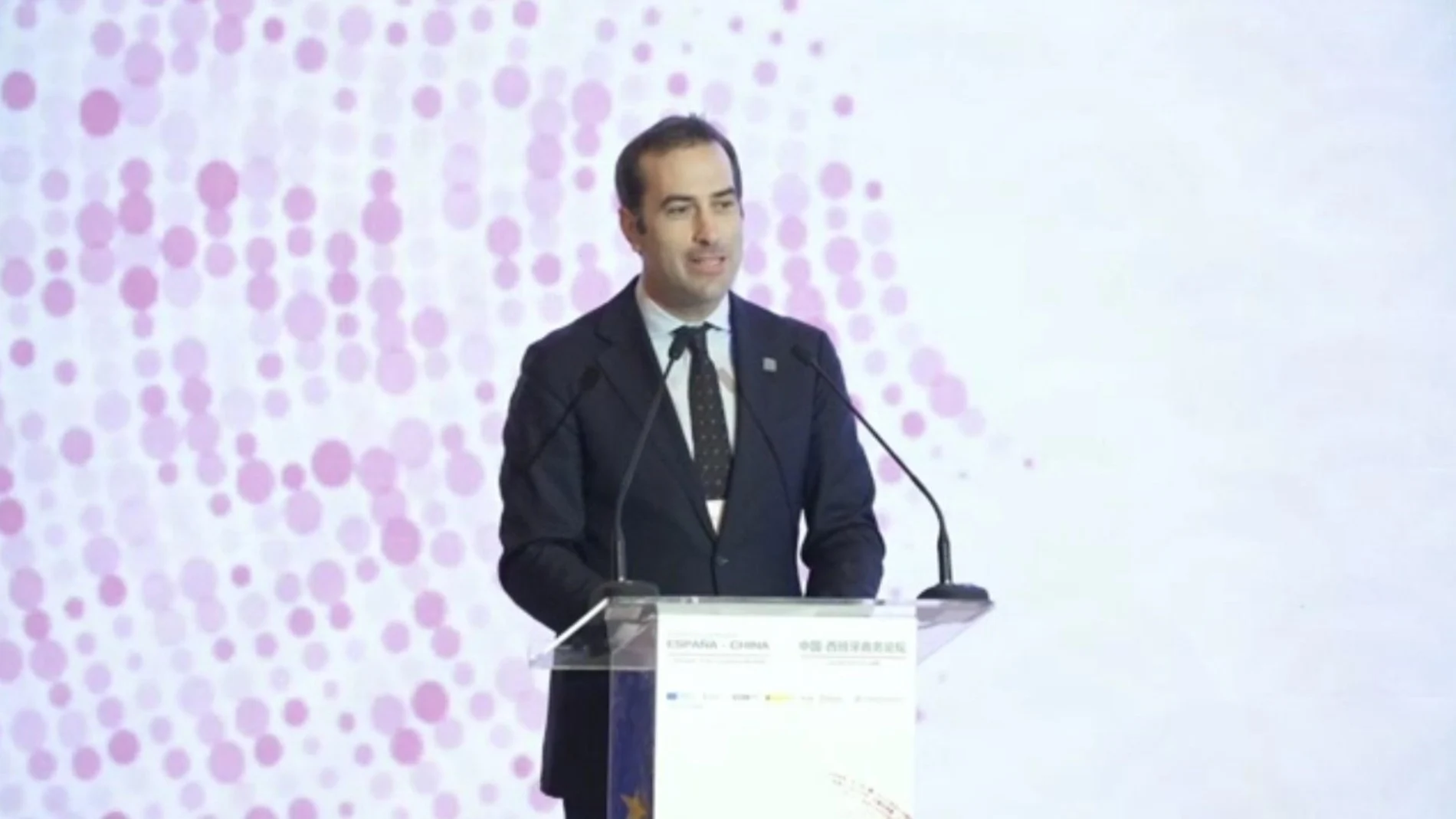 Carlos Cuerpo se ha ido a China con los Reyes «para olvidar el marrón»