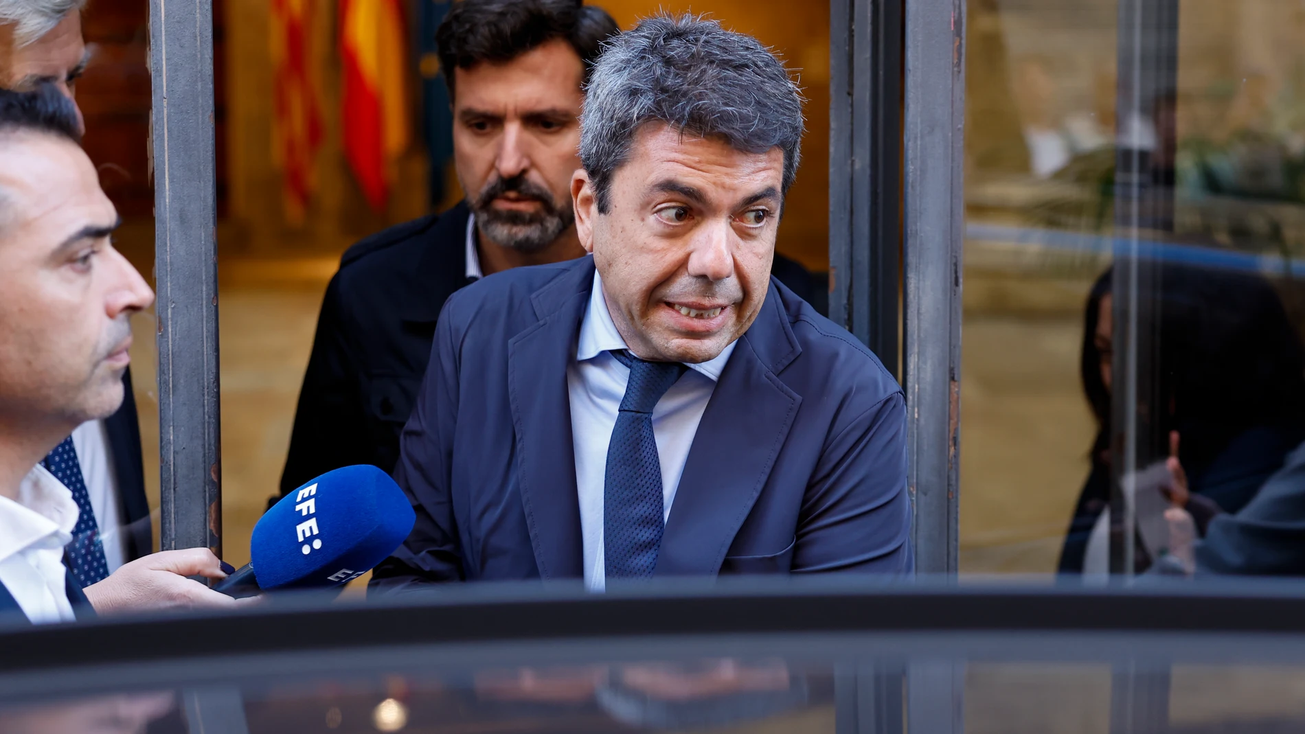 GRAFCVA294. VALENCIA, 11/11/2025.- El president de la Generalitat en funciones, Carlos Mazón, a su salida este martes del Palau de la Generalitat previo a su comparecencia en la comisión de investigación de Les Corts Valencianes sobre la dana, su primera aparición pública tras su dimisión el pasado 3 de noviembre. EFE/Ana Escobar