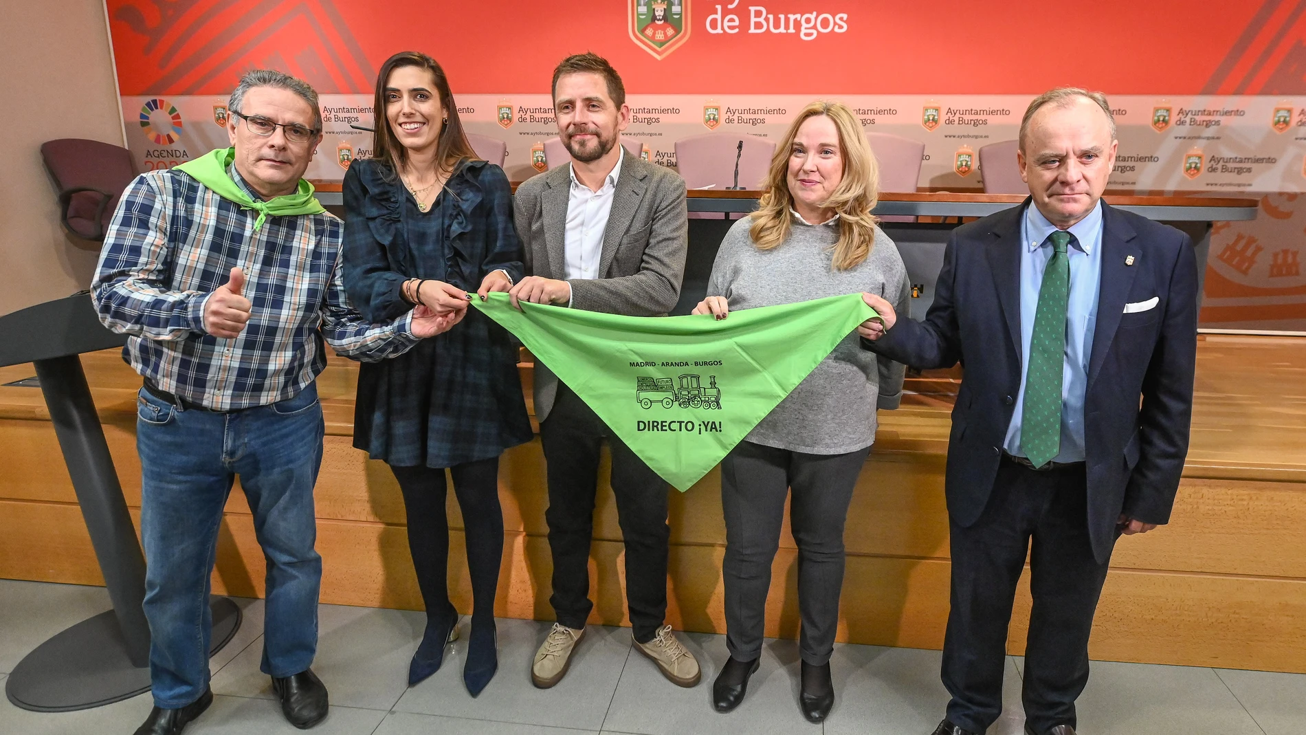 Cristina Ayala, junto a los portavoces de los grupos municipales con representación en el Consistorio burgalés -PP, PSOE y Vox- y del vicepresidente de la Sociedad Civil Burgalesa (Socibur), Carlos Temiño