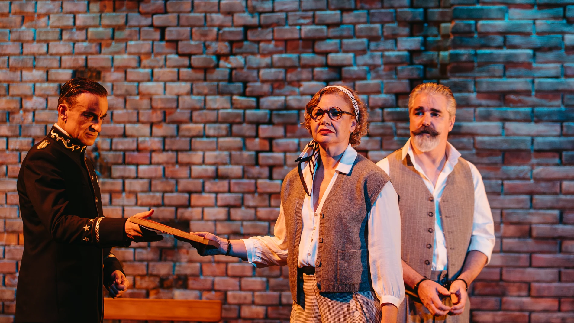 De izda. a dcha., David Luque, Lidia Otón y Ernesto Arias