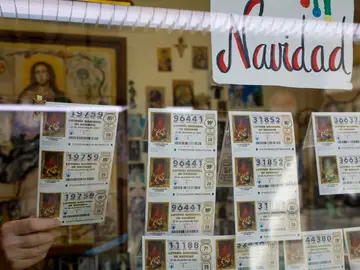 Tradicional campaña publicitaria del Sorteo Extraordinario de Lotería de 2025 FOTODELDÍA GRAFCVA335. VALENCIA, 12/11/2025.- Un lotero coge un décimo durante la mañana de este miércoles en la que se ha presentado la tradicional campaña publicitaria del Sorteo Extraordinario de Lotería de 2025, para el que se han puesto a la venta 198 millones de décimos que repartirán 2.772 millones de euros en premios. EFE/Ana Escobar