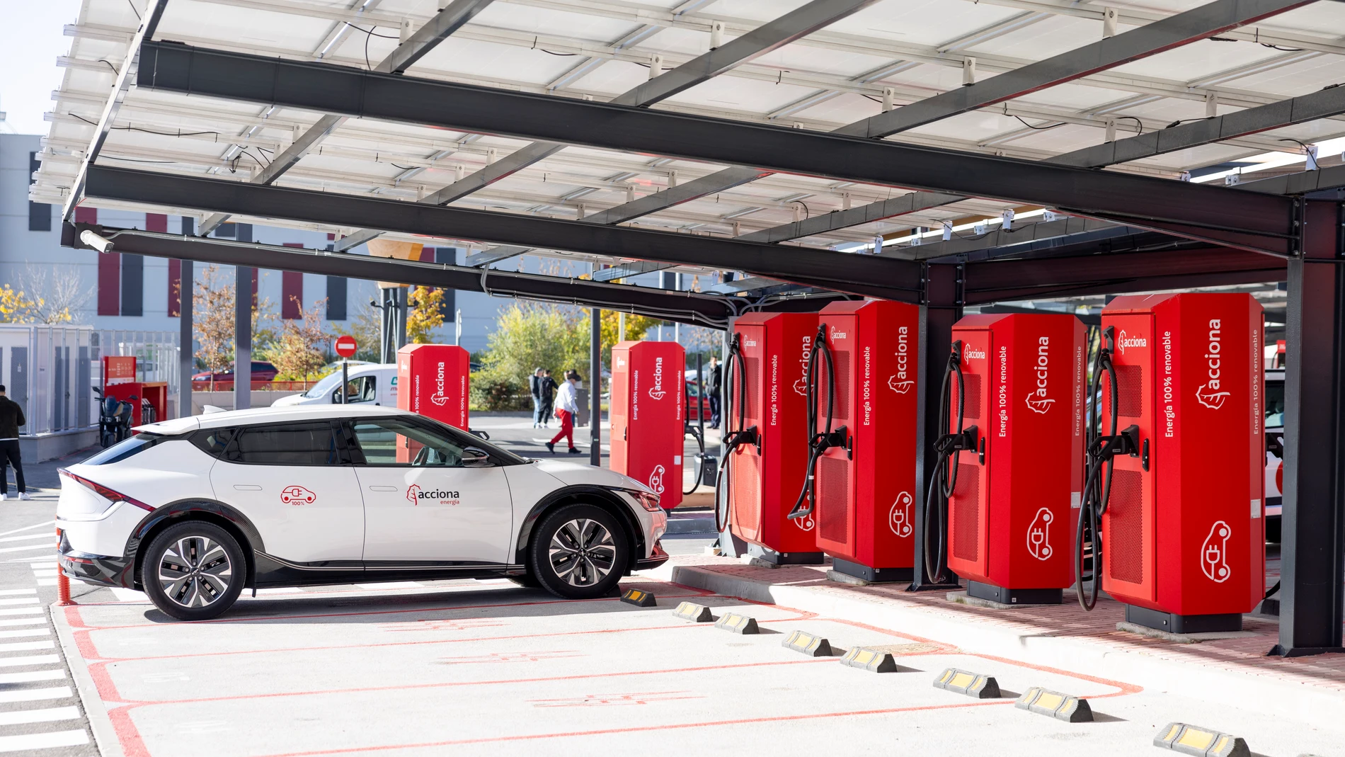 Vista parcial de la electrolinera de Acciona Energía de Vicálvaro, Madrid