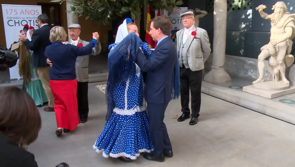 José Luis Martínez Almeida bailando chotis