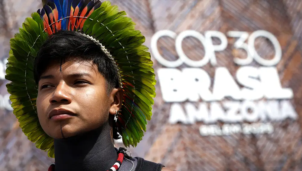 Un indígena de la tribu Pataxó, del estado de Bahía, asiste este martes, a la COP30 en Belém (Brasil). EFE/André Coelho