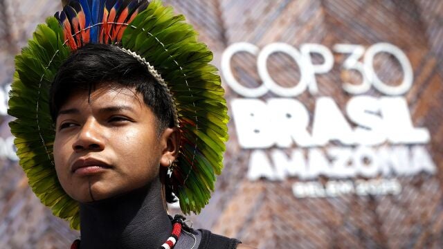 Un indígena de la tribu Pataxó, del estado de Bahía, asiste este martes, a la COP30 en Belém (Brasil). EFE/André Coelho