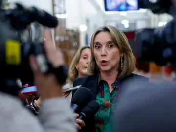 Sesión de Control en el Congreso de los Diputados MADRID, 12/11/2025.- La diputada del Partido Popular Cuca Gamarra, realiza declaraciones en la sesión de control al Gobierno, este miércoles en el Congreso de los Diputados.- EFE/ Zipi Aragón