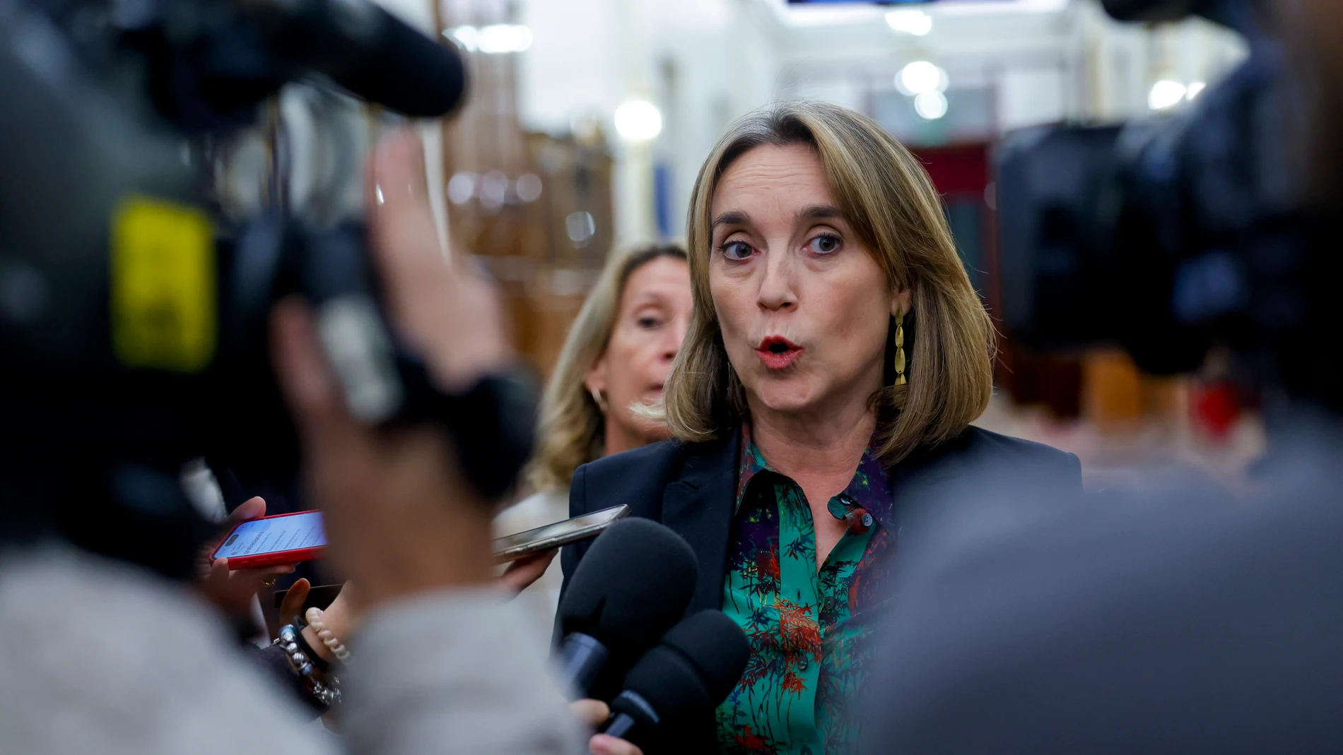 MADRID, 12/11/2025.- La diputada del Partido Popular Cuca Gamarra, realiza declaraciones en la sesión de control al Gobierno, este miércoles en el Congreso de los Diputados.- EFE/ Zipi Aragón