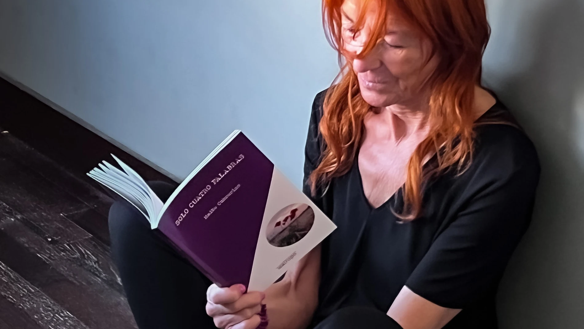 La escritora Maite Cabrerizo con su libro