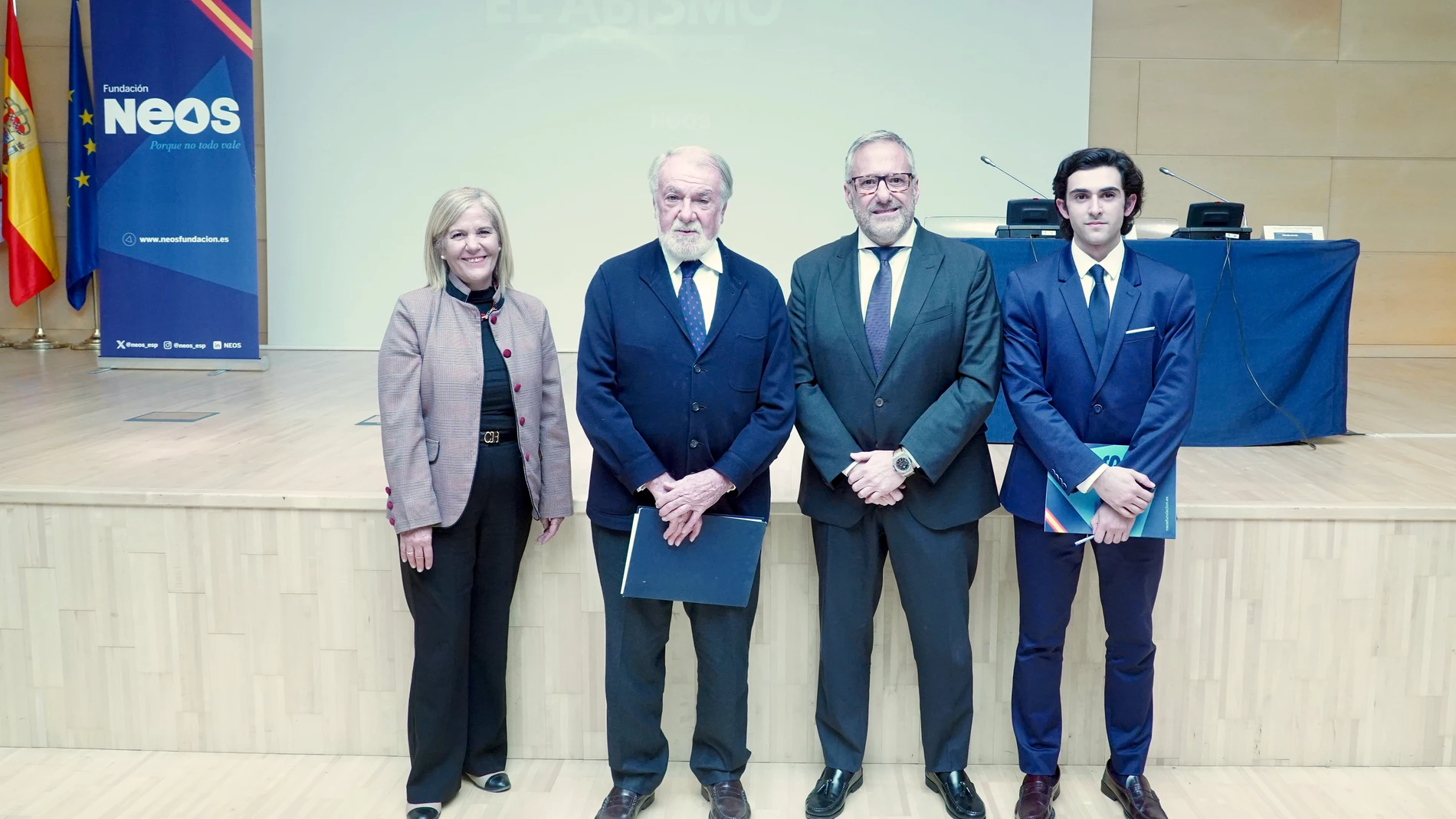 El exministro del Interior y presidente de la Fundación NEOS, Jaime Mayor Oreja, presenta el informe ‘España en el abismo’, en un acto con la presencia del presidente de las Cortes de Castilla y León, Carlos Pollán.