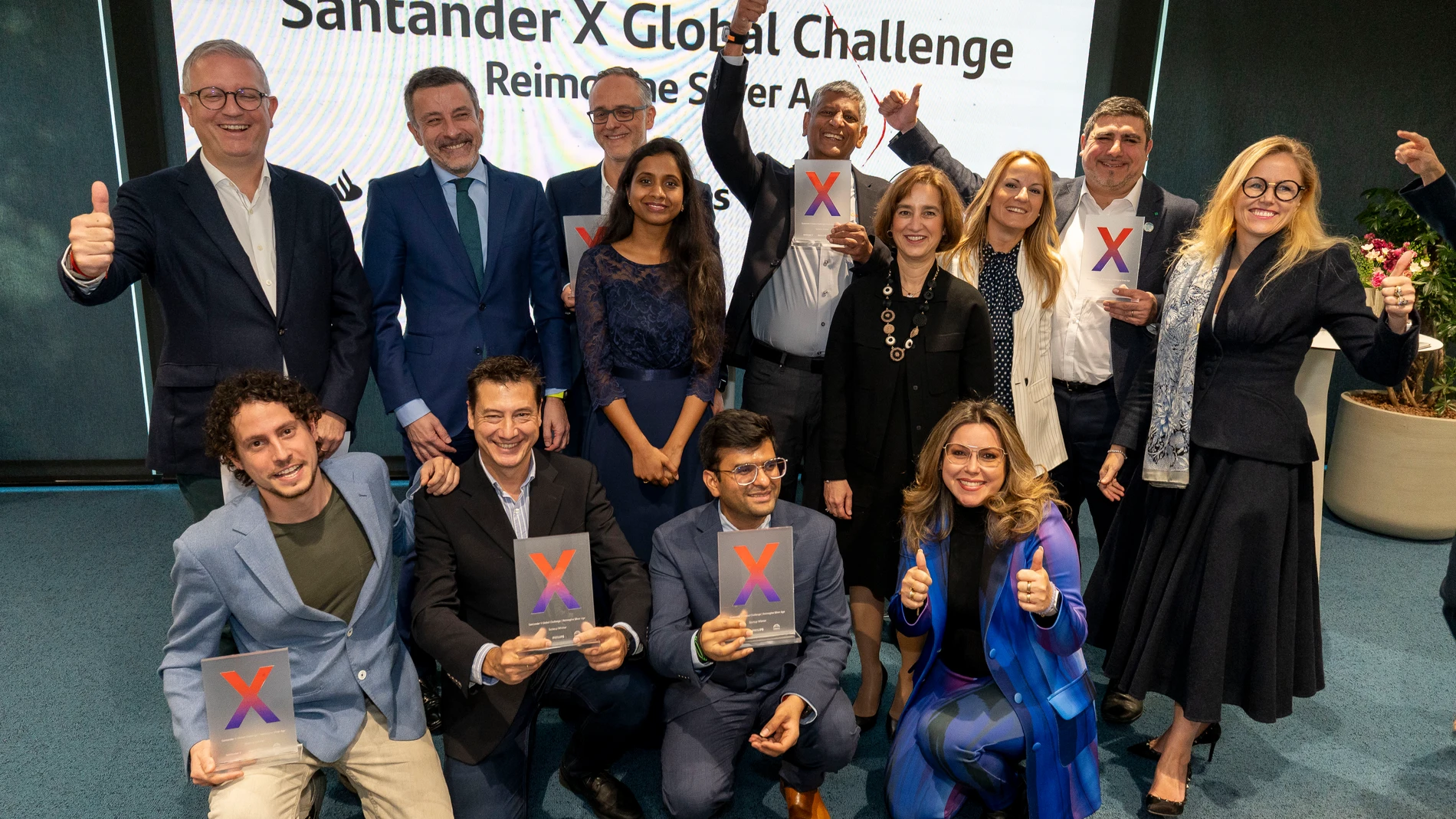 Foto de familia de los ganadores del reto Santander XC Global Challenge