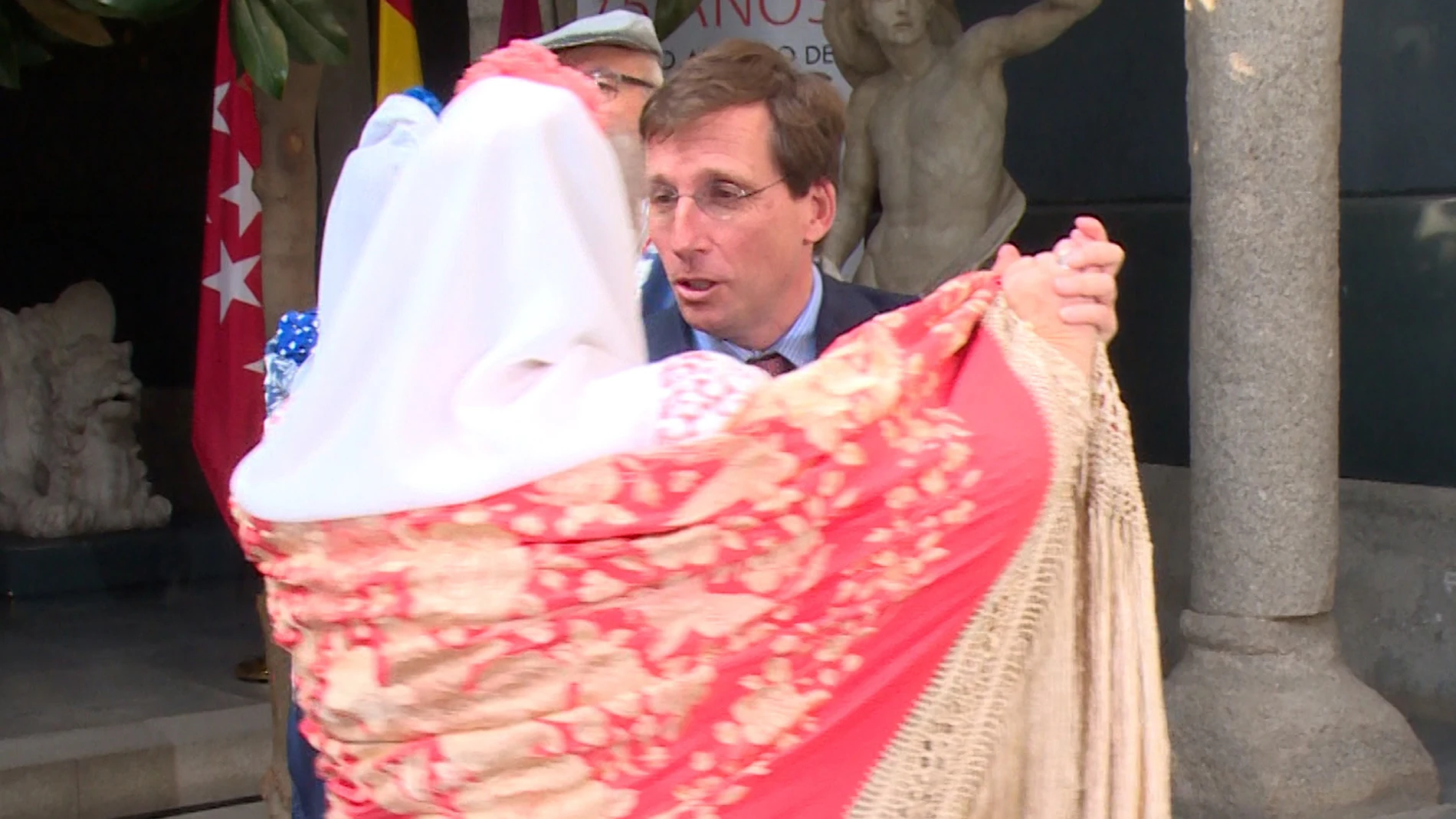 José Luis Martínez Almeida bailando chotis