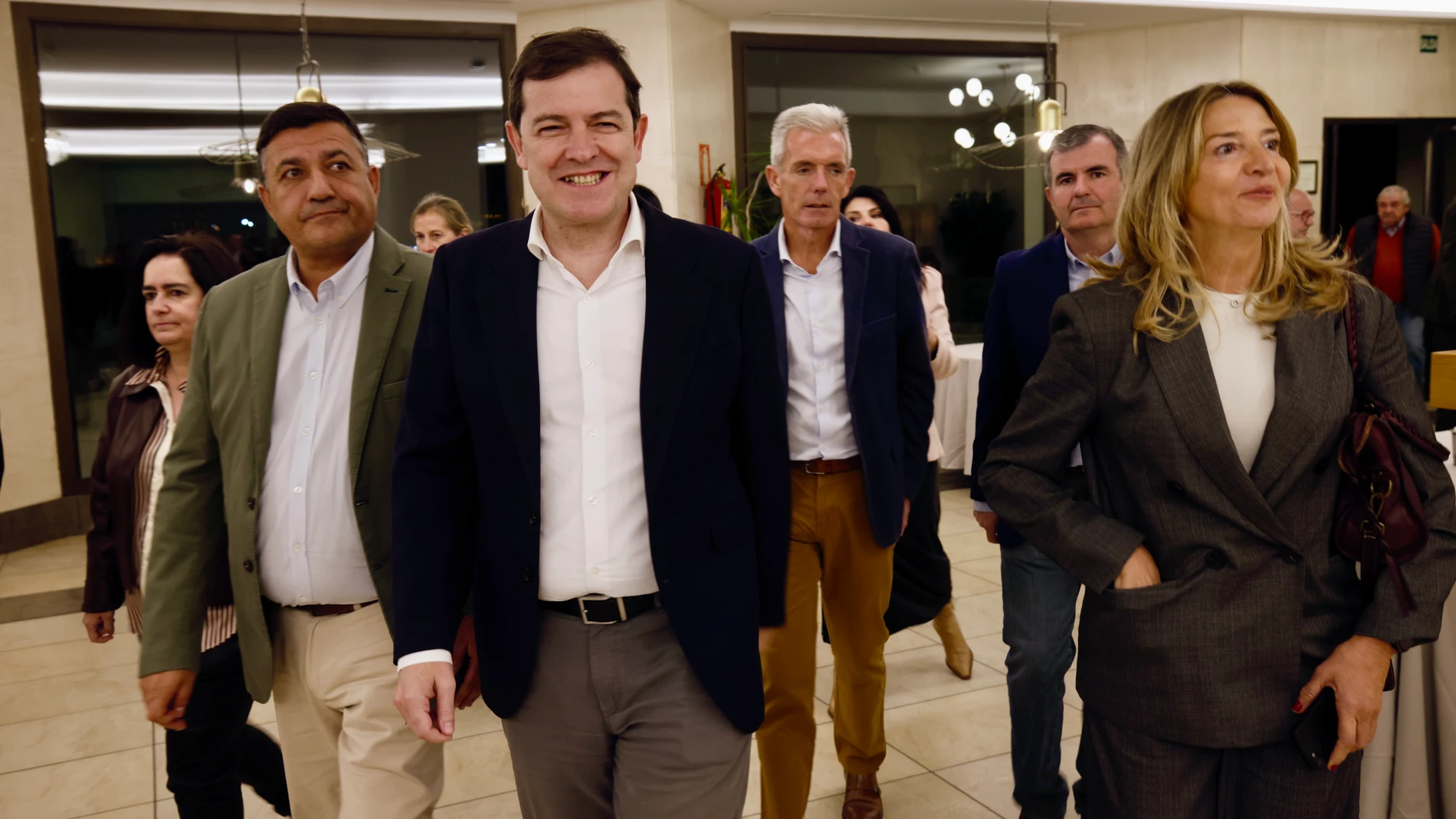 El presidente del Partido Popular de Castilla y León, Alfonso Fernández Mañueco, clausura la Junta Directiva del PP de Ávila, junto a la portavoz del Grupo Parlamentario Popular en el Senado, Alicia García, y el presidente provincial del PP, Carlos García.